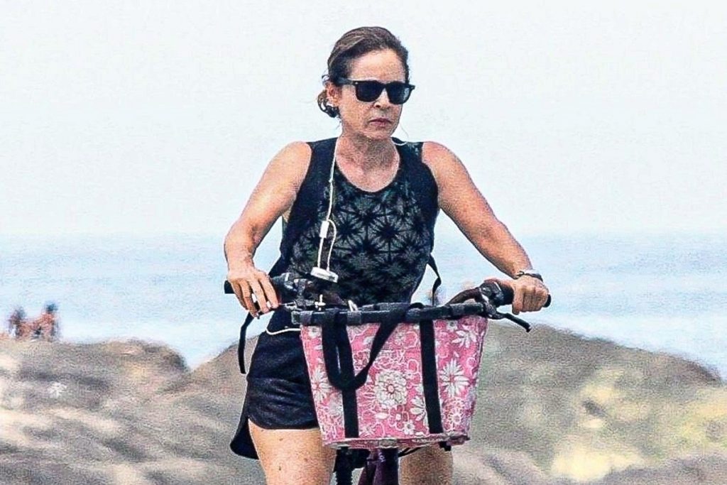 Drica Moraes pedalando em Ipanema, Rio de Janeiro