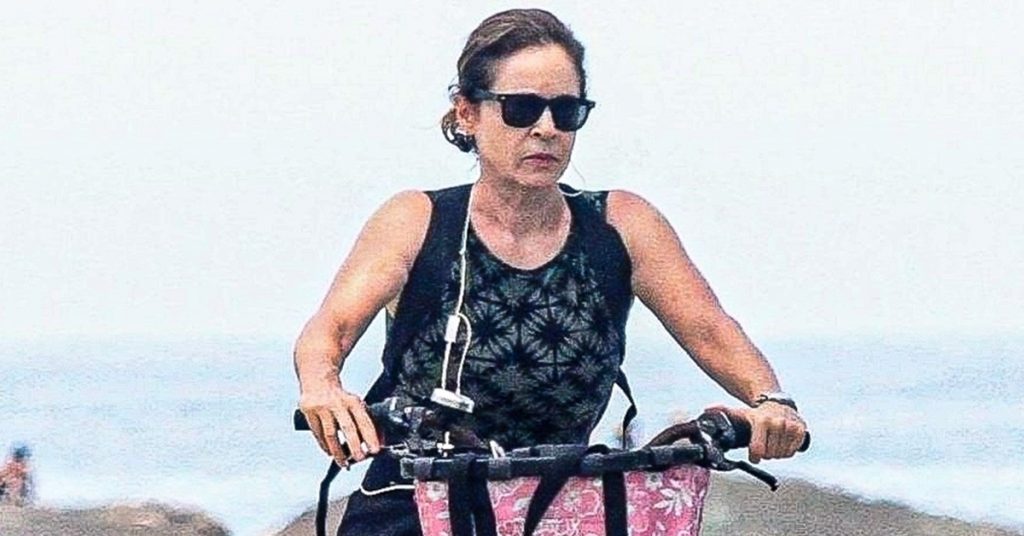 Drica Moraes pedalando em Ipanema, no Rio de Janeiro