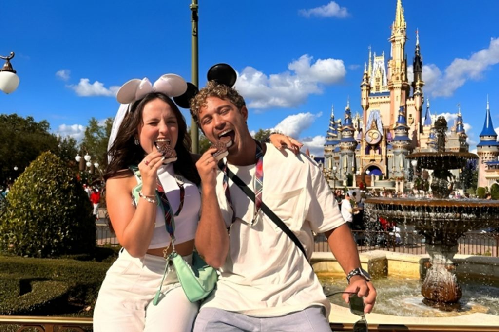 Larissa Manoela e André Luiz Frambach na Disney